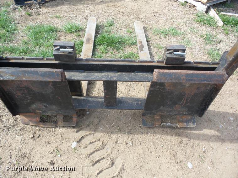 image for item AY9562 2011 Case SR220 skid steer