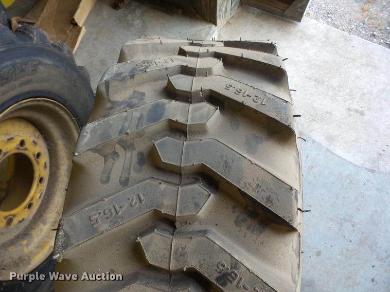 image for item AY9562 2011 Case SR220 skid steer
