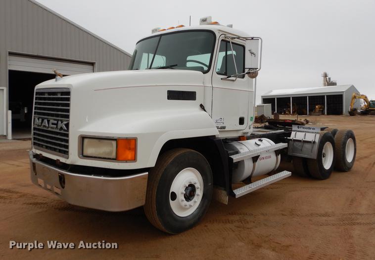 image for item DC0400 2000 Mack CH613 semi truck