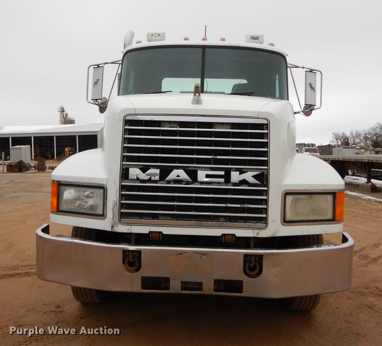 image for item DC0400 2000 Mack CH613 semi truck