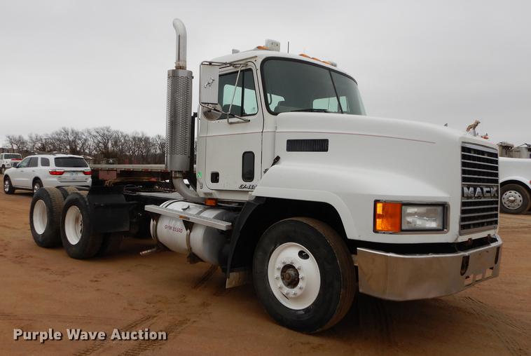 image for item DC0400 2000 Mack CH613 semi truck