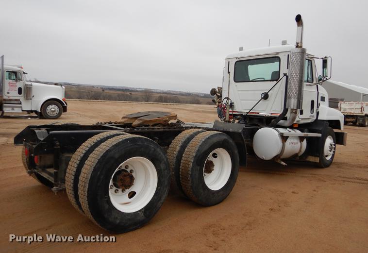 image for item DC0400 2000 Mack CH613 semi truck