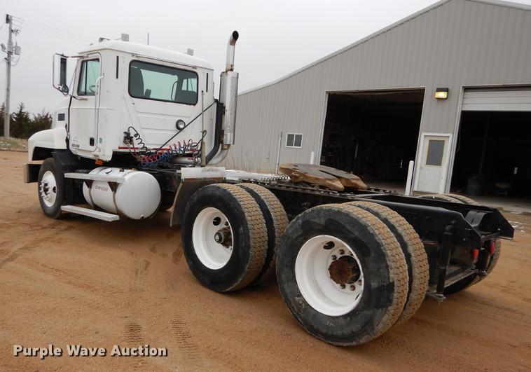 image for item DC0400 2000 Mack CH613 semi truck
