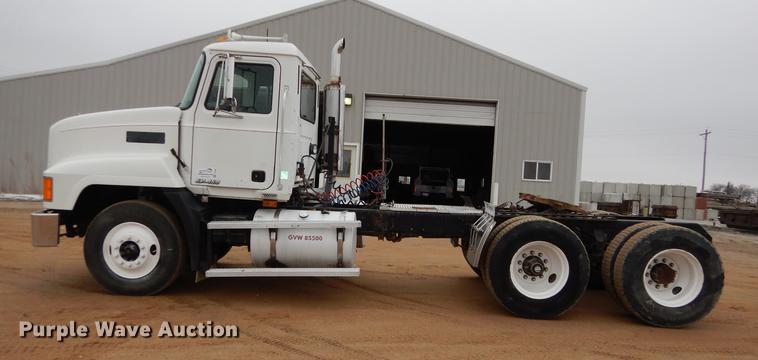 image for item DC0400 2000 Mack CH613 semi truck