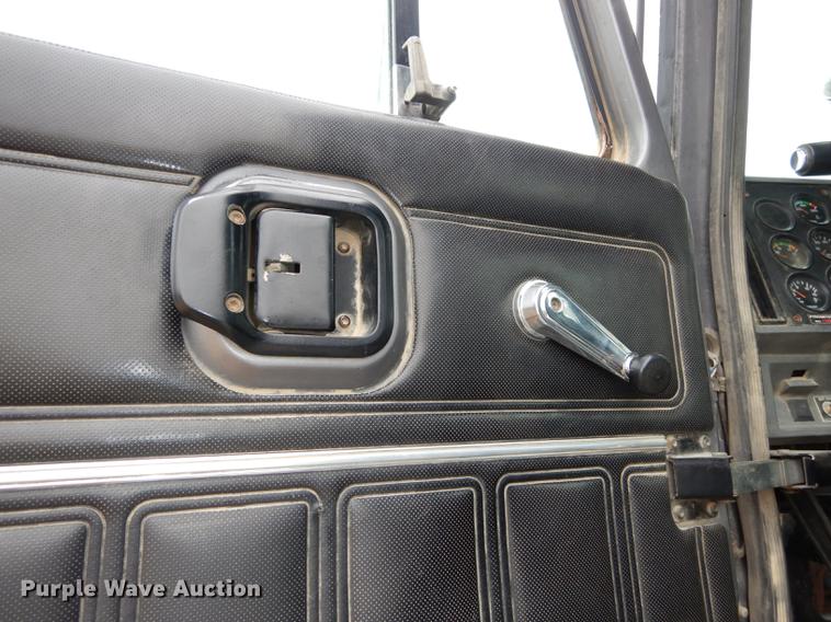 image for item DC0400 2000 Mack CH613 semi truck