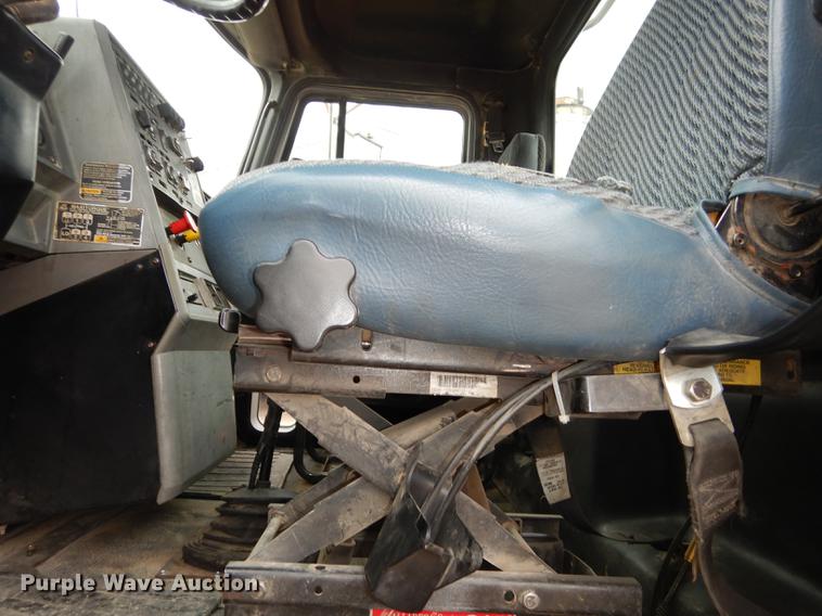 image for item DC0400 2000 Mack CH613 semi truck