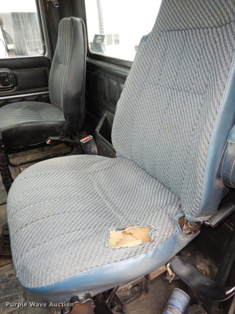 image for item DC0400 2000 Mack CH613 semi truck