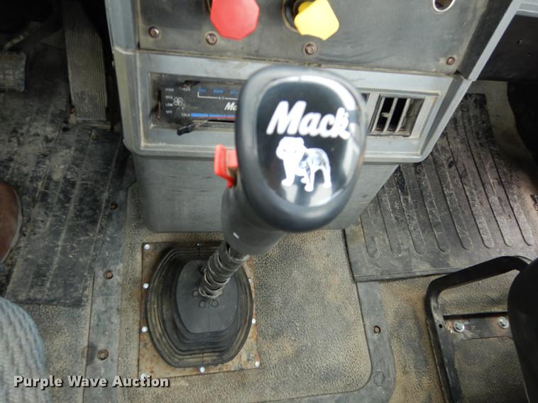image for item DC0400 2000 Mack CH613 semi truck