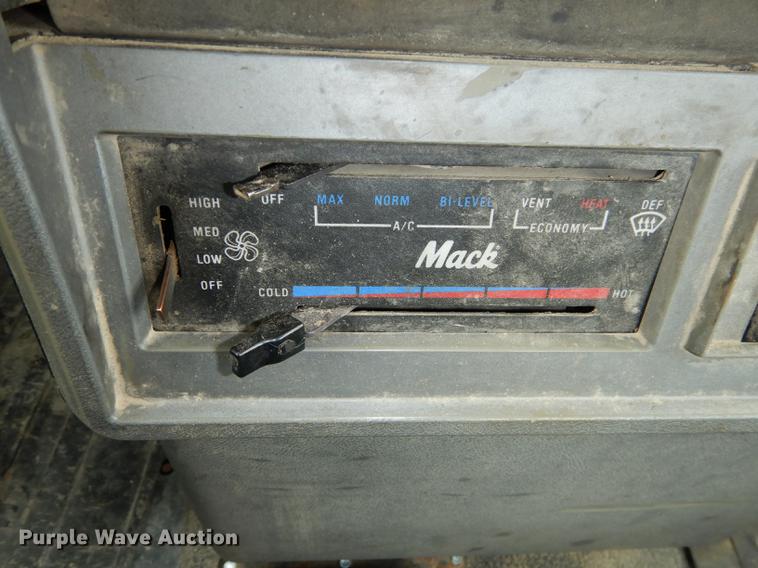 image for item DC0400 2000 Mack CH613 semi truck