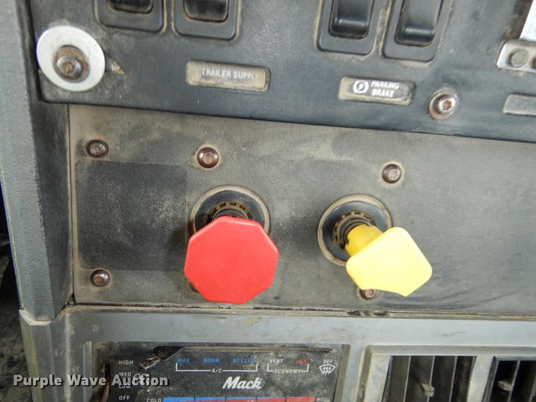 image for item DC0400 2000 Mack CH613 semi truck