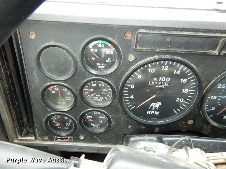 image for item DC0400 2000 Mack CH613 semi truck