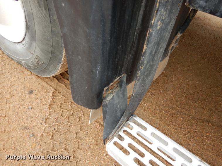 image for item DC0400 2000 Mack CH613 semi truck