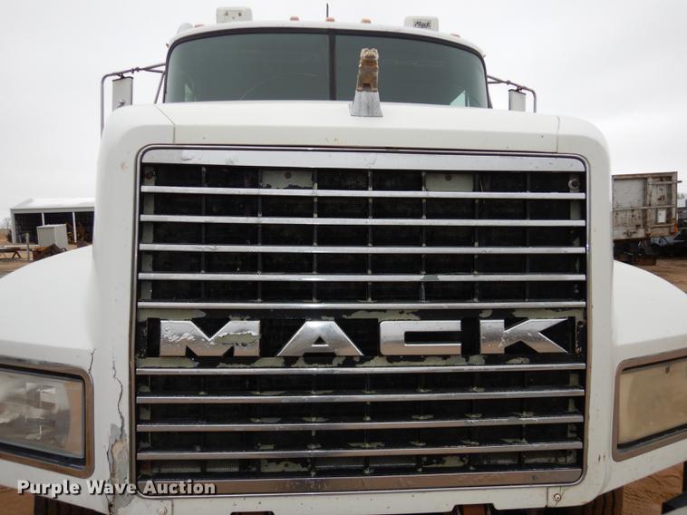 image for item DC0400 2000 Mack CH613 semi truck