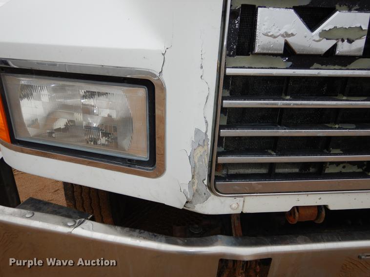 image for item DC0400 2000 Mack CH613 semi truck