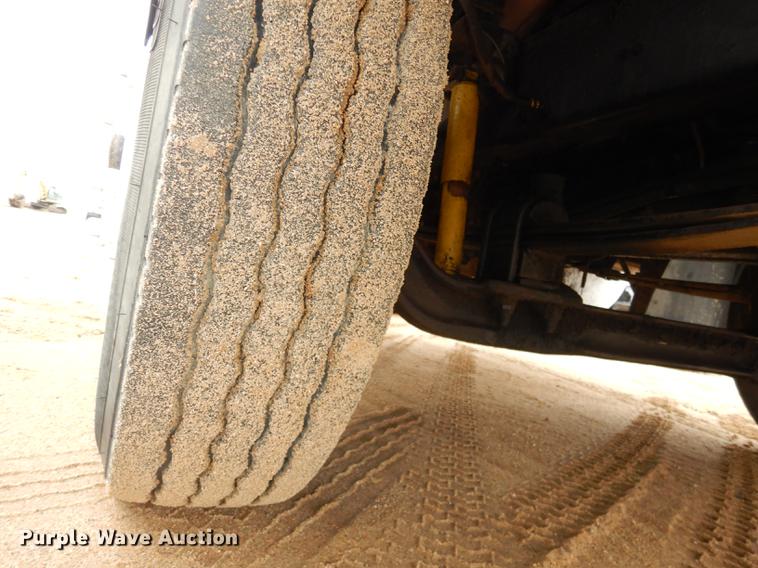 image for item DC0400 2000 Mack CH613 semi truck