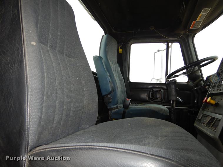 image for item DC0400 2000 Mack CH613 semi truck