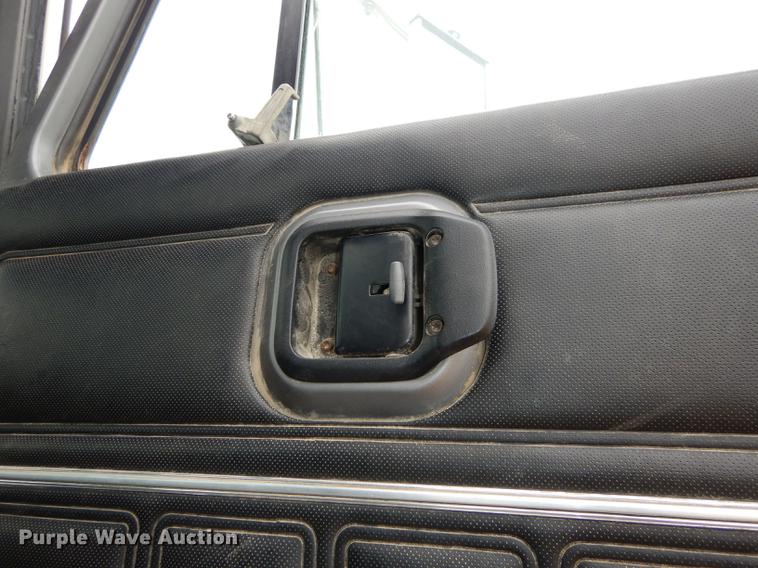 image for item DC0400 2000 Mack CH613 semi truck