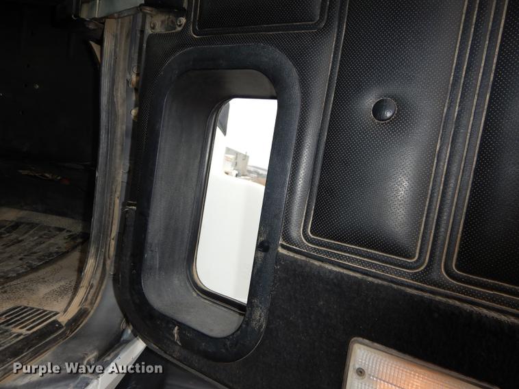 image for item DC0400 2000 Mack CH613 semi truck