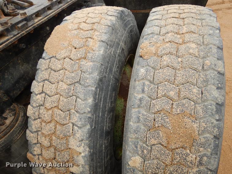 image for item DC0400 2000 Mack CH613 semi truck