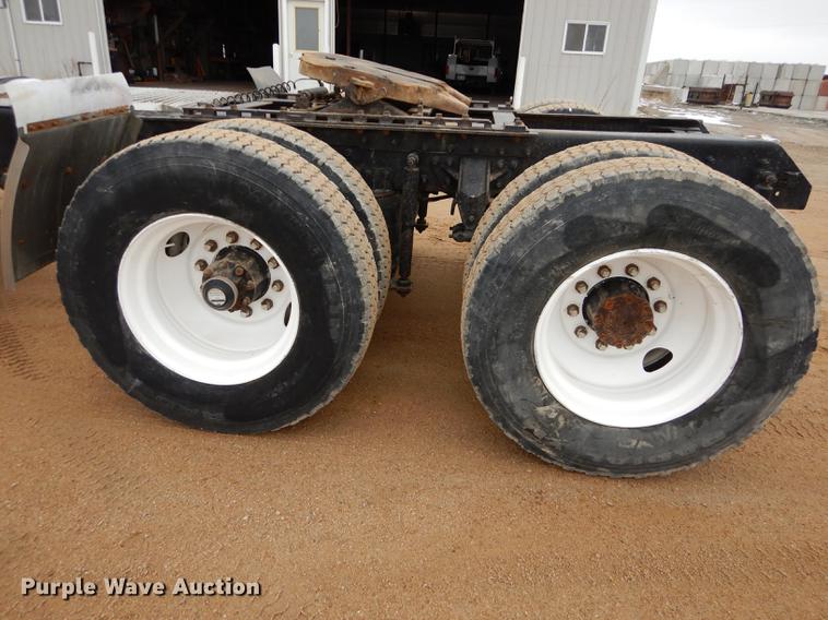 image for item DC0400 2000 Mack CH613 semi truck