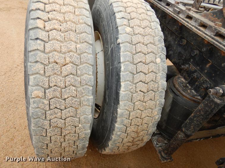 image for item DC0400 2000 Mack CH613 semi truck