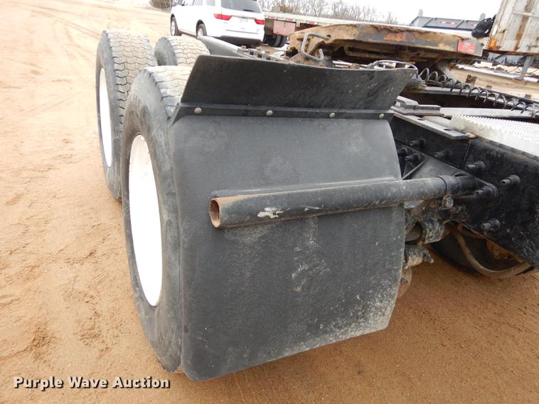 image for item DC0400 2000 Mack CH613 semi truck