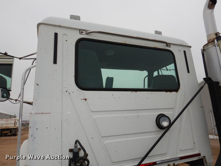 image for item DC0400 2000 Mack CH613 semi truck