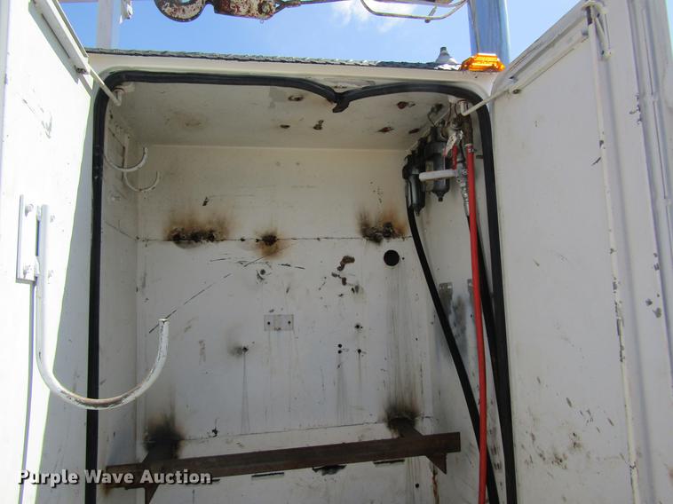 image for item DC4323 2000 Ford F650 service truck