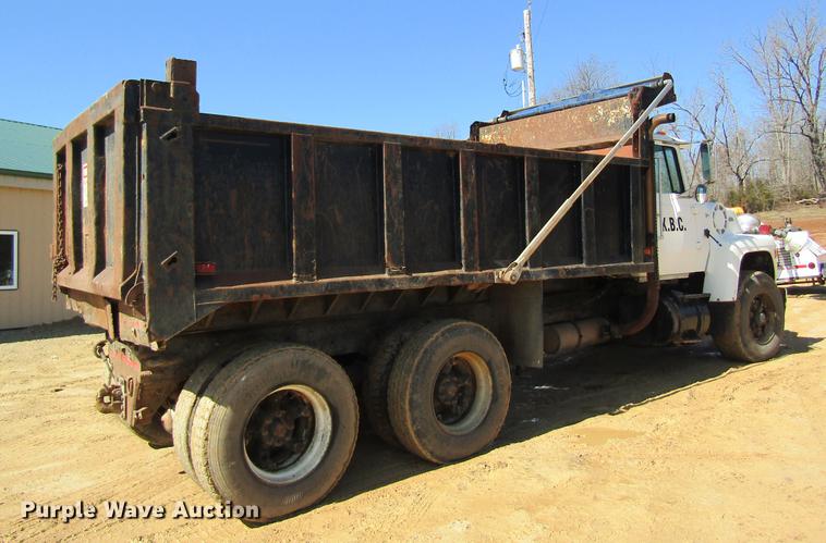 image for item DC4326 1989 Ford LT9000 dump truck