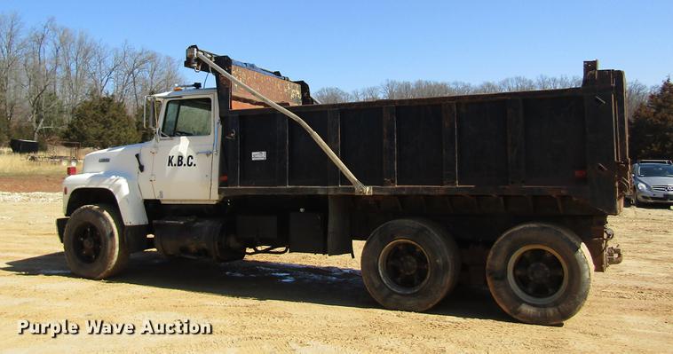 image for item DC4326 1989 Ford LT9000 dump truck