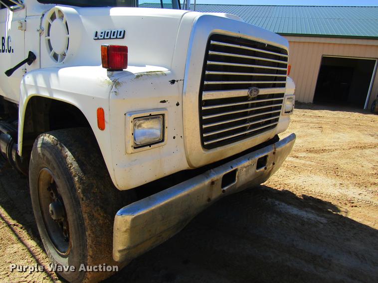 image for item DC4326 1989 Ford LT9000 dump truck