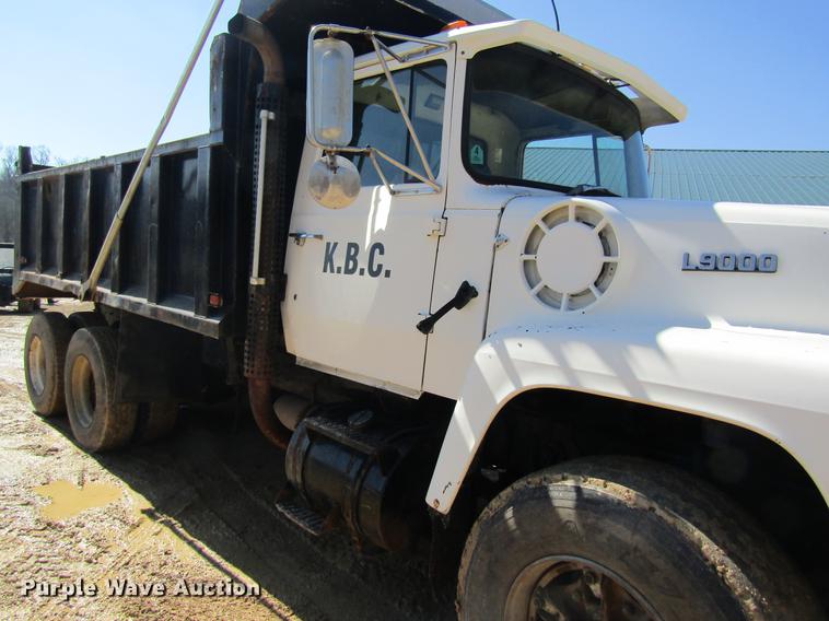 image for item DC4326 1989 Ford LT9000 dump truck