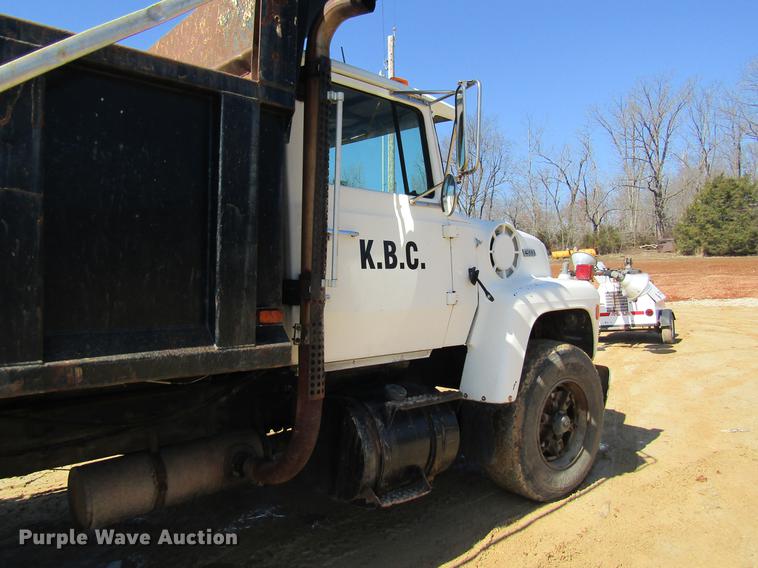 image for item DC4326 1989 Ford LT9000 dump truck