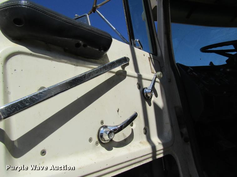 image for item DC4326 1989 Ford LT9000 dump truck