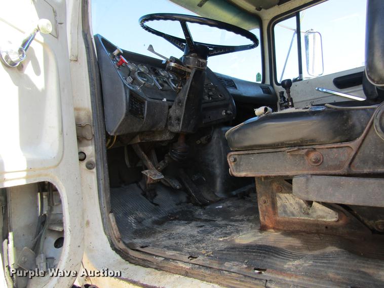 image for item DC4326 1989 Ford LT9000 dump truck