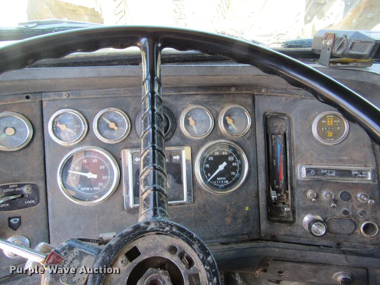 image for item DC4326 1989 Ford LT9000 dump truck