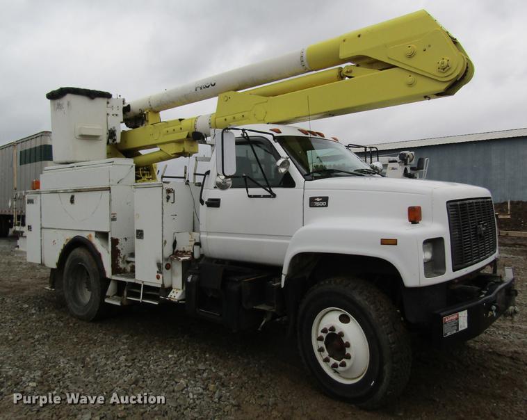 image for item DC4331 2001 Chevrolet C7500 bucket truck