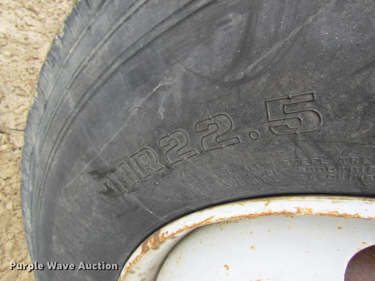 image for item DC4331 2001 Chevrolet C7500 bucket truck