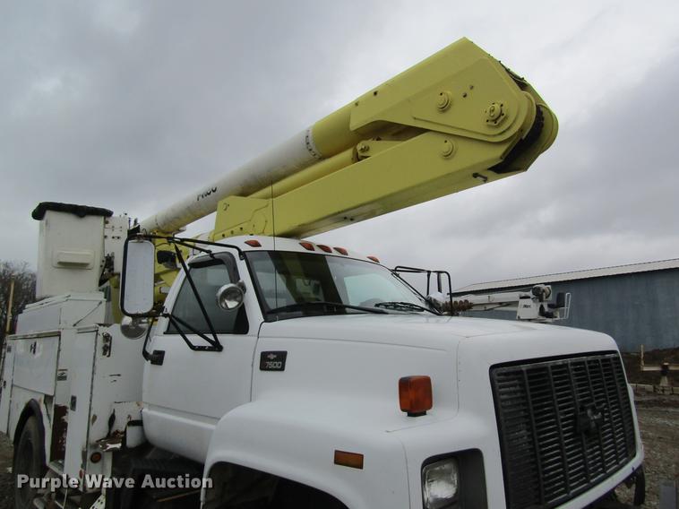 image for item DC4331 2001 Chevrolet C7500 bucket truck