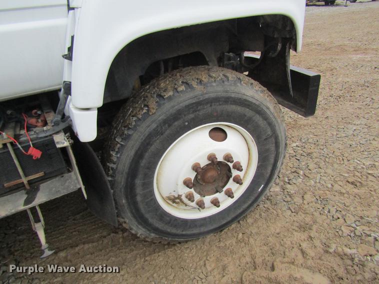 image for item DC4331 2001 Chevrolet C7500 bucket truck