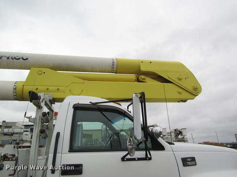 image for item DC4331 2001 Chevrolet C7500 bucket truck
