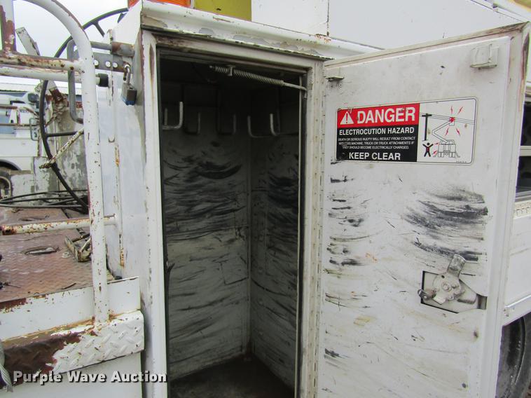 image for item DC4331 2001 Chevrolet C7500 bucket truck