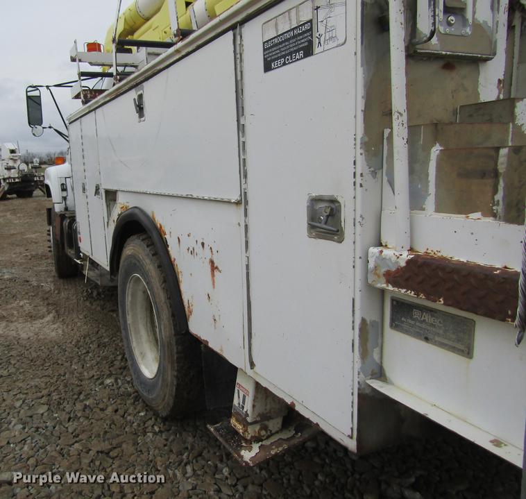 image for item DC4331 2001 Chevrolet C7500 bucket truck