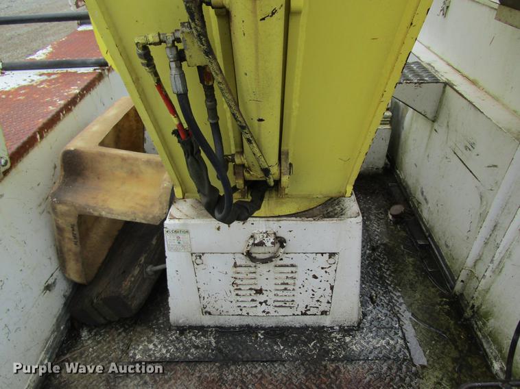 image for item DC4331 2001 Chevrolet C7500 bucket truck