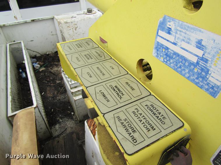 image for item DC4331 2001 Chevrolet C7500 bucket truck