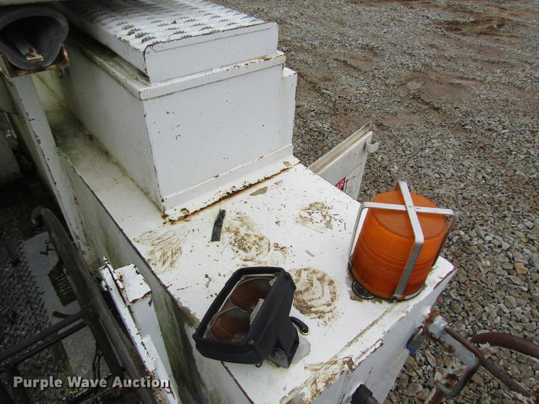 image for item DC4331 2001 Chevrolet C7500 bucket truck