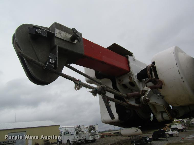 image for item DC4331 2001 Chevrolet C7500 bucket truck