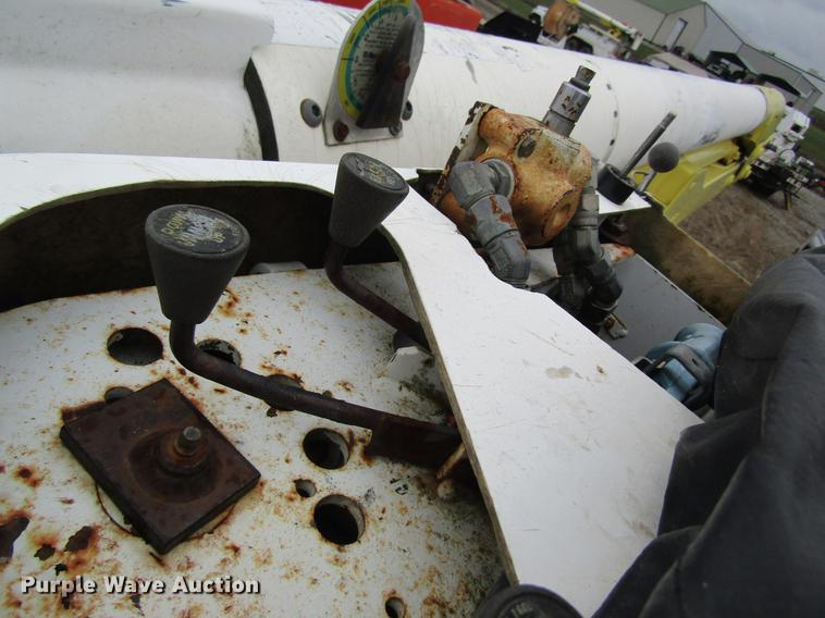 image for item DC4331 2001 Chevrolet C7500 bucket truck