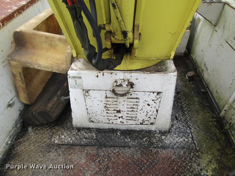 image for item DC4331 2001 Chevrolet C7500 bucket truck