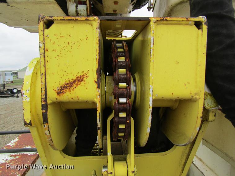 image for item DC4331 2001 Chevrolet C7500 bucket truck